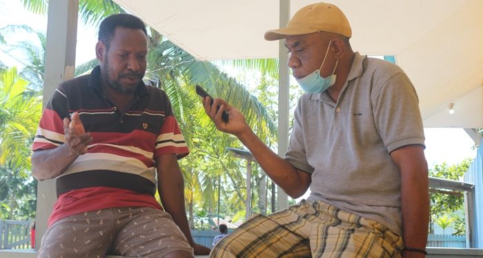 Kepala Kampung Kiworo, Eliandar Emanuel Kanangku sedang diwawancrai – FOTO:IST