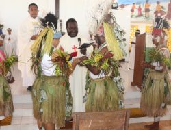 Dua Pastor Nikahkan Romanus Mbaraka dan Imelda Carolina 	Laode di Gereja Katolik Kristus Raja Kimaam