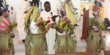 Romanus Mbaraka sedang mengenakan cincin di jari isterinya Imlelda Carolina Laode – FOTO: Fransiskus Labi Kobun