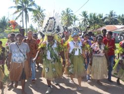 Ketika Romanus dan Imelda  Langsungkan Perkawinan Mengenakan Atribut Adat Kimaam