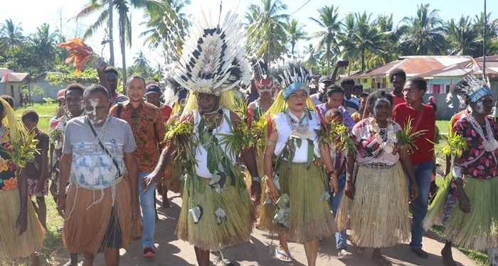 Romanus Mbaraka dan Imelda Carolina Laode saat berjalan kaki menuju ke gereja – FOTO: Fransiskus Labik Kobun