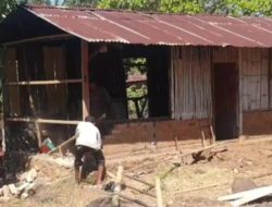 Bhabinkamtibmas dan Babinsa Sisihkan Gaji Bantu Bedah Rumah Warga di Flores Timur