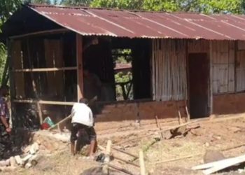 Bhabinkamtibmas dan Babinsa Sisihkan Gaji Bantu Bedah Rumah Warga di Flores Timur