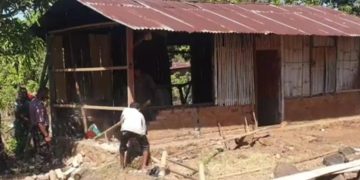 Bhabinkamtibmas dan Babinsa Sisihkan Gaji Bantu Bedah Rumah Warga di Flores Timur