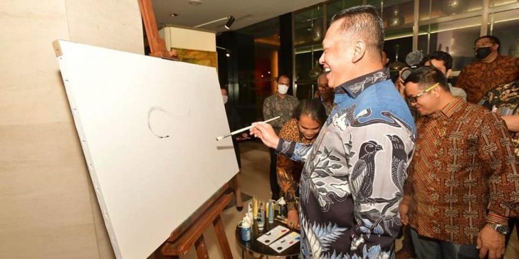 Buka Pameran Lukisan Iwan Suhaya Bamsoet: Hadirkan Keindahan dalam Keberagaman