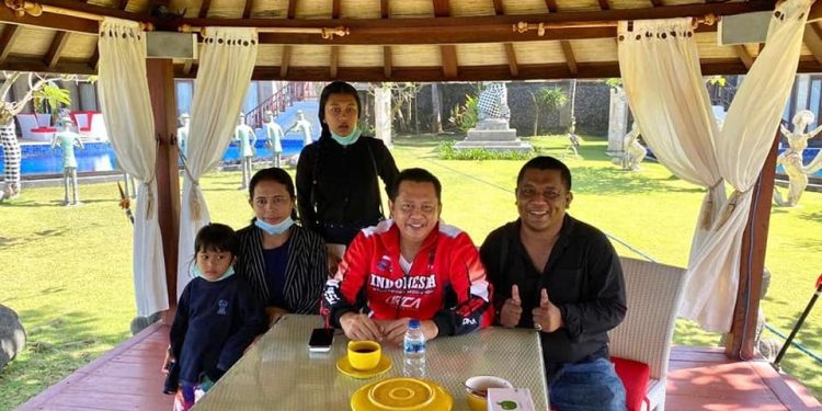 Ngobras Bareng Pengrajin Rumah Kayu Joglo di Bali Bamsoet: Karya Ukir Indonesia Lebih Bagus dari Produk Impor