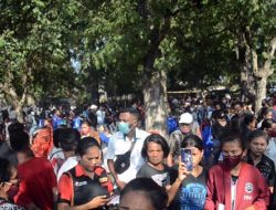 Ribuan Pengantar Jenazah Vokalis Dheval Leonardo ke Pekuburan Wangatoa, Bagai Pemakaman Sultan