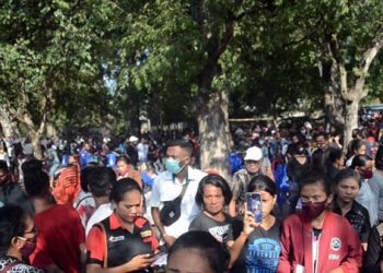 Ribuan Pengantar Jenazah Vokalis Dheval Leonardo ke Pekuburan Wangatoa, Bagai Pemakaman Sultan