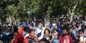 Ribuan Pengantar Jenazah Vokalis Dheval Leonardo ke Pekuburan Wangatoa, Bagai Pemakaman Sultan