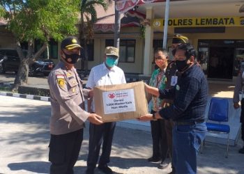 Polres – Pemkab Lembata Bagi Masker Gratis