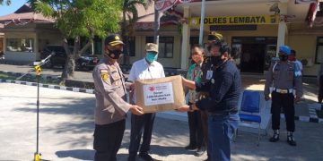 Polres – Pemkab Lembata Bagi Masker Gratis