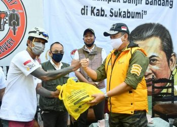 Bamsoet Berikan Bantuan Kepada Korban Banjir Bandang Sukabumi