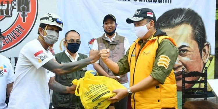 Bamsoet Berikan Bantuan Kepada Korban Banjir Bandang Sukabumi