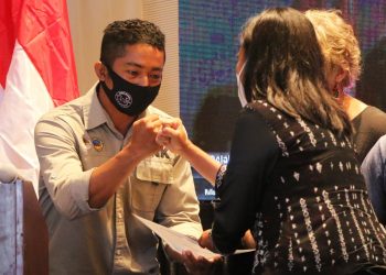 BOPLBF Serahkan Sertifikat Reef Check Bagi 15 Penyelam di Labuan Bajo