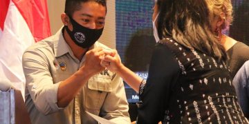 BOPLBF Serahkan Sertifikat Reef Check Bagi 15 Penyelam di Labuan Bajo