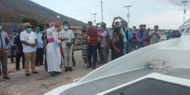 Pengusaha Lembata Sumbang Kapal Cepat Untuk Keuskupan Larantuka