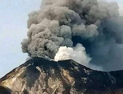 Gunung Ile Lewotolok Meletus