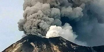 Gunung Ile Lewotolok Meletus