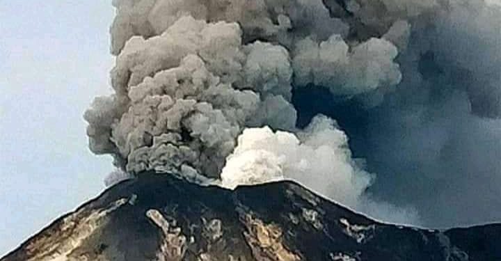 Gunung Ile Lewotolok Meletus