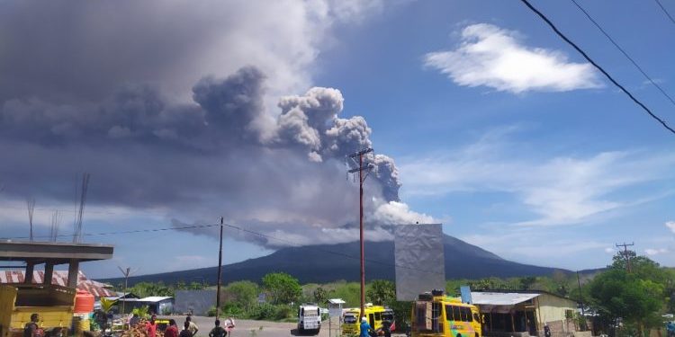 Gunung Ile Lewotolok Lembata Erupsi lagi, Ribuan Warga Mengungsi