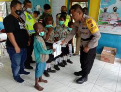 Puluhan Paket Sembako Dibagikan  Untuk Masyarakat di Kampung Rawa Biru
