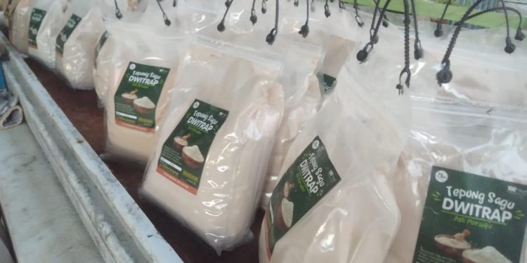 Tepung Sagu Olahan OAP di Kampung Tambat 	Sudah Dalam Bentuk Kemasan Plastik