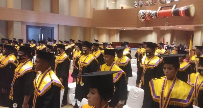 84 Lulusan  STIA Karya Dharma Merauke Diwisuda