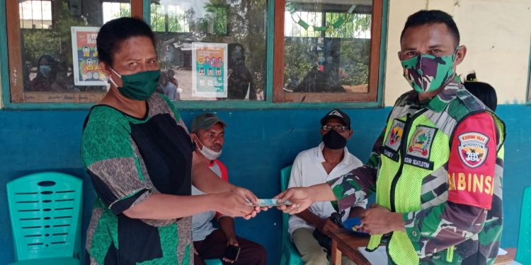 Babinsa Koramil Lembata Salurkan BLT Warga Desa Napasabok di Posko Pengungsian