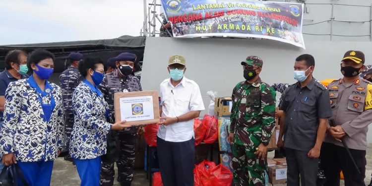 Danlantamal VII Kupang Serahkan Bantuan Sosial Bencana Erupsi Gunung Api Ile Lewotolok Lembata