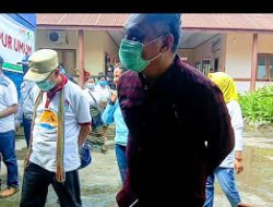 Bupati Sikka, Diogo  Serahkan Bantuan Bagi Pengungsi Erupsi Ile Lewotolok