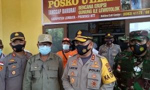 Kapolda NTT, Irjen Lotharia Latif Kunjung Pengungsi Erupsi Ile Lewotolok