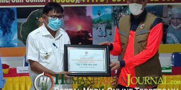 Kepala BNPB, Doni Munardo Serahkan 1 Miliar Untuk Korban Erupsi Ile Lewotolok