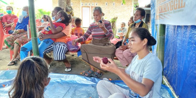 Barakat Dampingi Pengungsi Lembata, Giatkan Tenun Ikat Kaum Perempuan