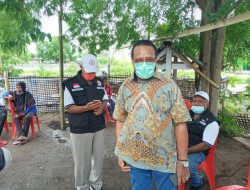 Sulaeman Hamzah, Putra Ile Lewotolok Ketika Mengunjungi Pengungsi di Lewotana Lembata