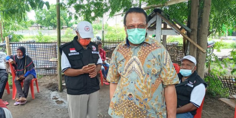 Sulaeman Hamzah, Putra Ile Lewotolok Ketika Mengunjungi Pengungsi di Lewotana Lembata