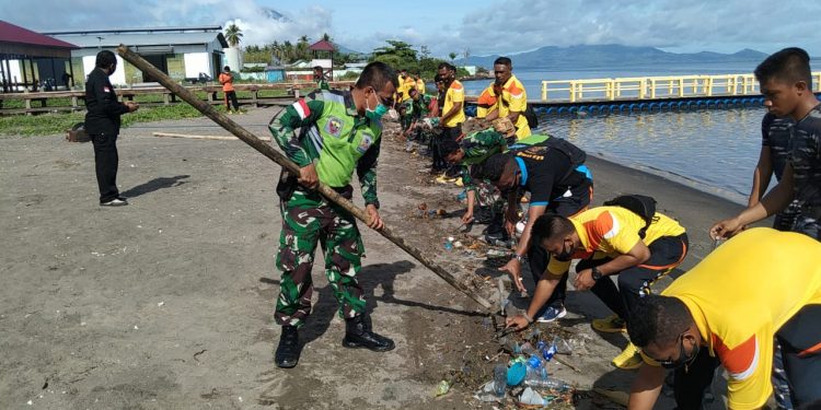 Dandim Letkol Czi Imanda Setyawan Pimpin Apel Gabungan,  TNI-POLRI Bersihkan Pantai  Harnus Lembata