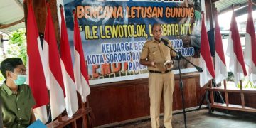 Wagub Papua Barat Bantu Pengungsi Erupsi Ile Lewotolok Lembata