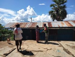 Babinsa Serahkan Sembako Bagi Warga 4 Desa di Pulau Solor