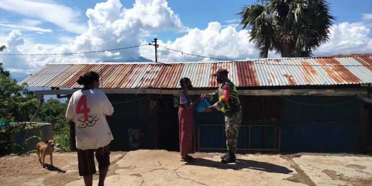 Babinsa Serahkan Sembako Bagi Warga 4 Desa di Pulau Solor