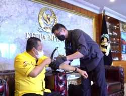 Bamsoet Disuntik Vaksinasi Covid-19 Tahap Kedua