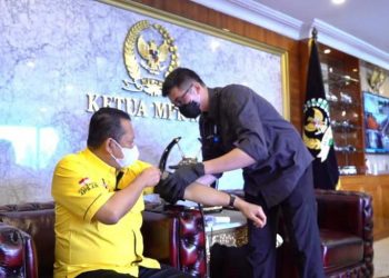 Bamsoet Disuntik Vaksinasi Covid-19 Tahap Kedua