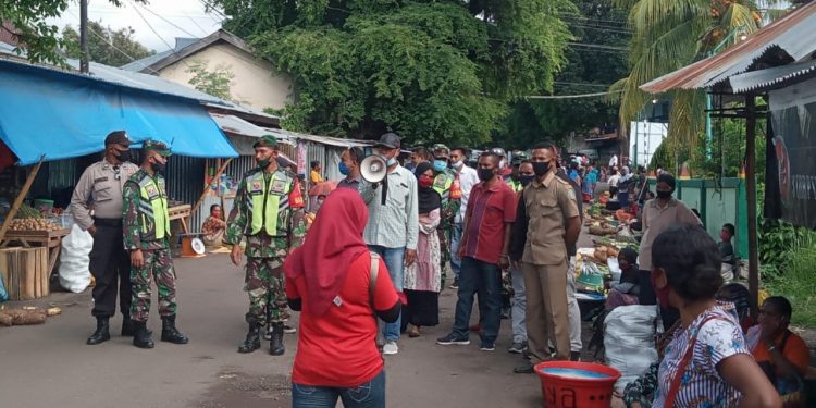 Koramil 02 Adonara Dampingi Instansi Terkait Tertibkan Pasar Waiwerang