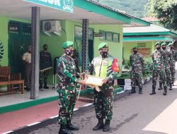 Dandim 1624 Flotim Beri Penghargaan Kepada Anggota Berprestasi