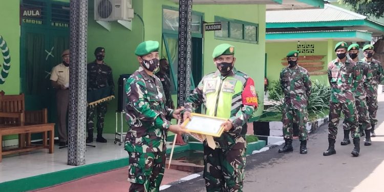 Dandim 1624 Flotim Beri Penghargaan Kepada Anggota Berprestasi