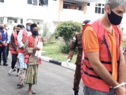 Sepuluh Tersangka Dugaan Korupsi Aset Negara Tiba di Kejati NTT