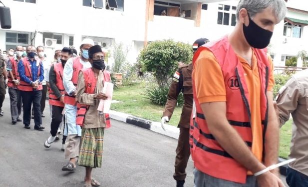 Sepuluh Tersangka Dugaan Korupsi Aset Negara Tiba di Kejati NTT