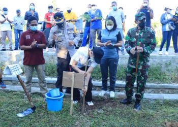 Bupati Mabar Bersama Forkompimda Tanam Ribuan Pohon Flamboyan di Destinasi Wisata Labuan Bajo