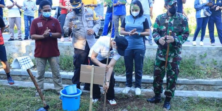 Bupati Mabar Bersama Forkompimda Tanam Ribuan Pohon Flamboyan di Destinasi Wisata Labuan Bajo