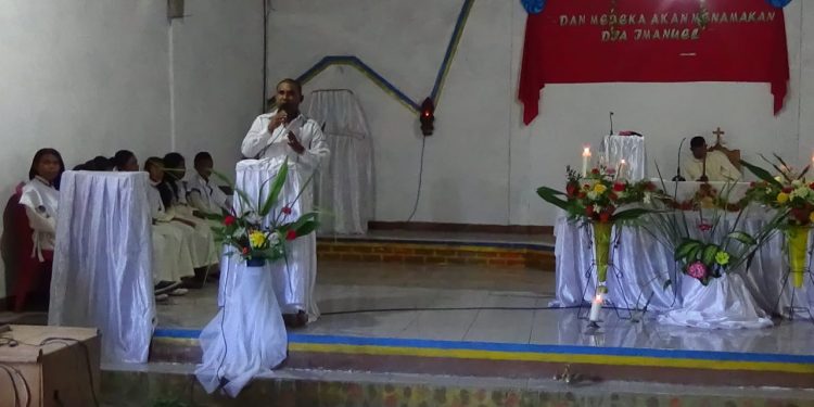 Wabup Flotim Rayakan Ekaristi Tahun Baru di Paroki St Paulus Dari Salib Kotenwalang