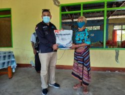 Hari Pers, Wartawan Flotim Bagi Sembako Kepada Masyarakat di Ritaebang